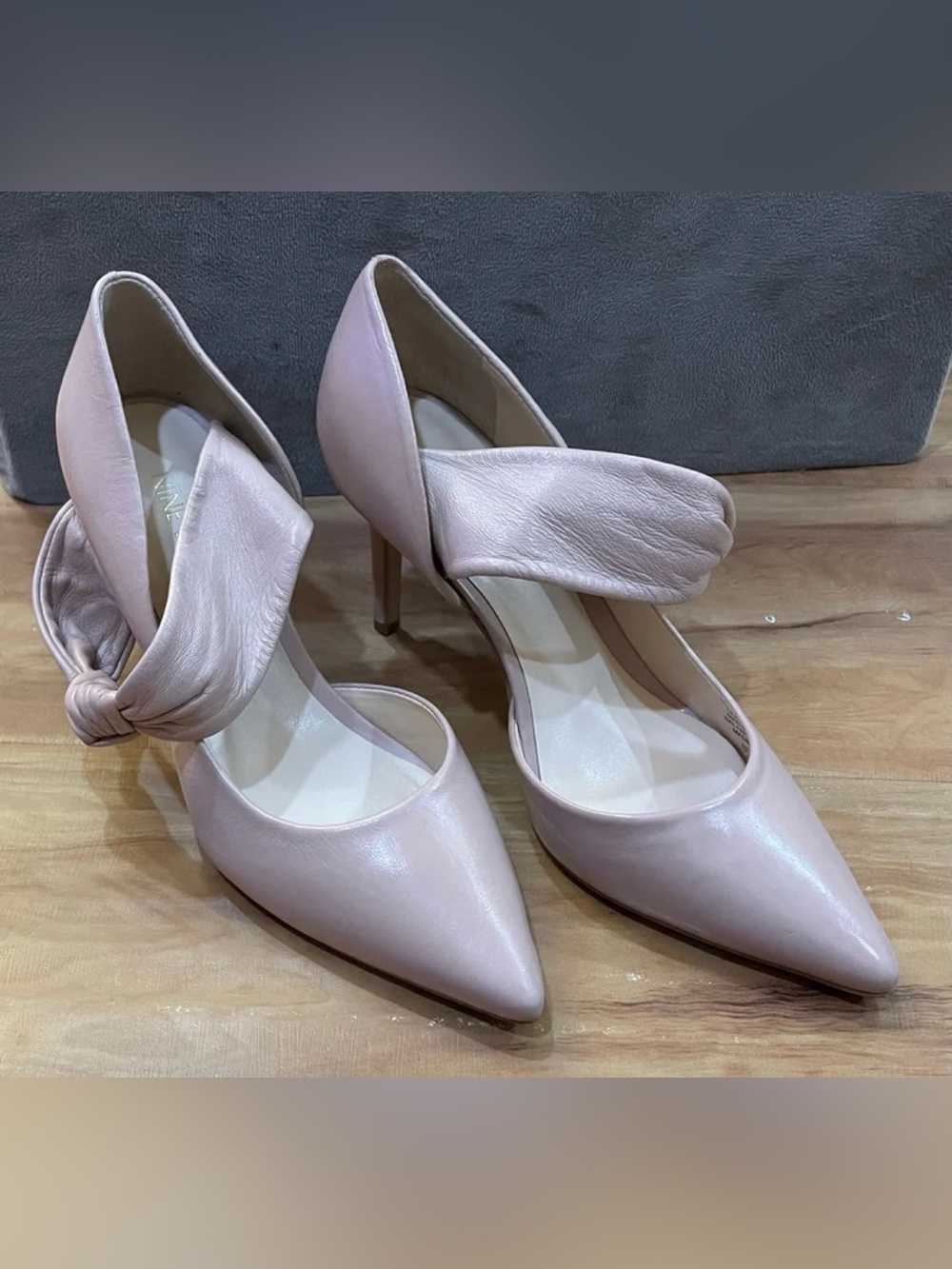 Womenβs Nine West Pointy Toe Leather Heels Beige - Size 5.5